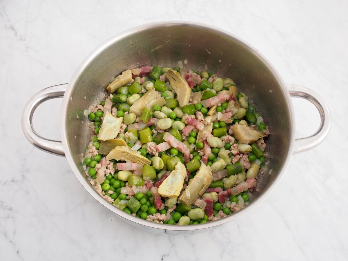 Añadir el resto de verduras al sofrito de la garmugia