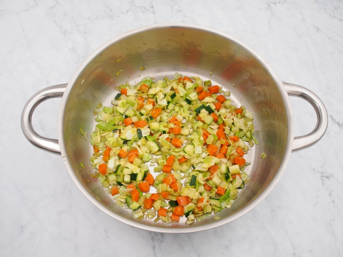 Añadir el resto de verduras al sofrito de la sopa de verduras
