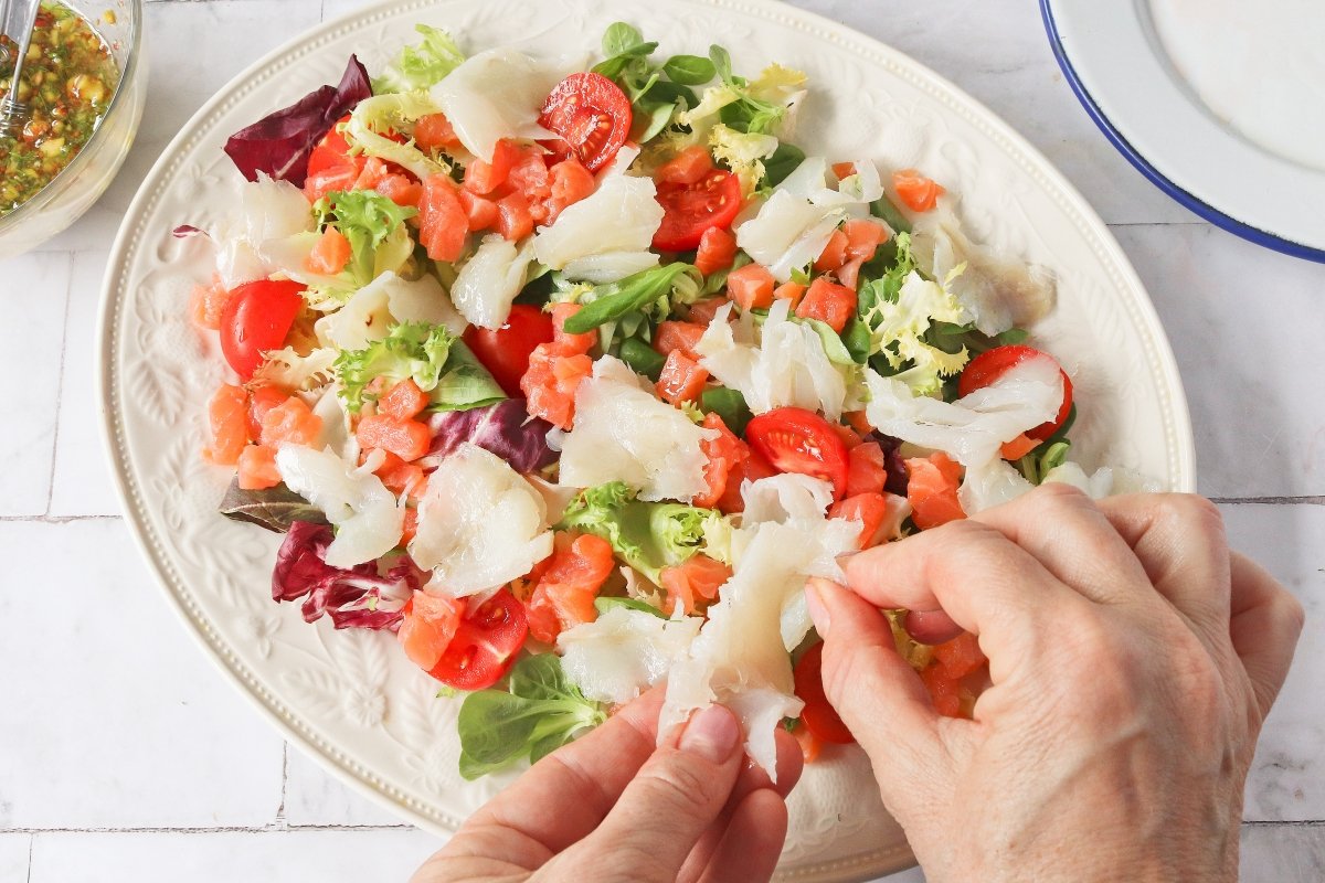 Añadir el salmón y el bacalao ahumado a la ensalada