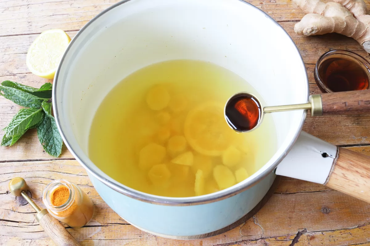 Infusión de jengibre 6 Añadir el sirope de agave a la infusión de jengibre