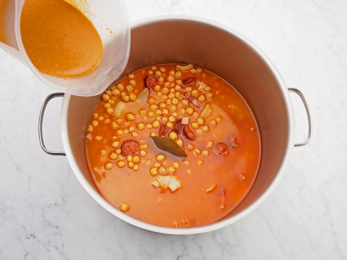 Añadir el sofrito triturado a los callos a la gallega