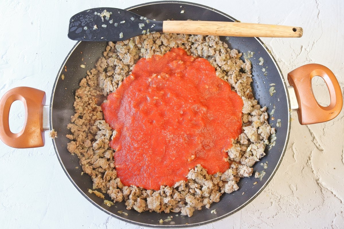 Añadir el tomate a la lasaña sin gluten