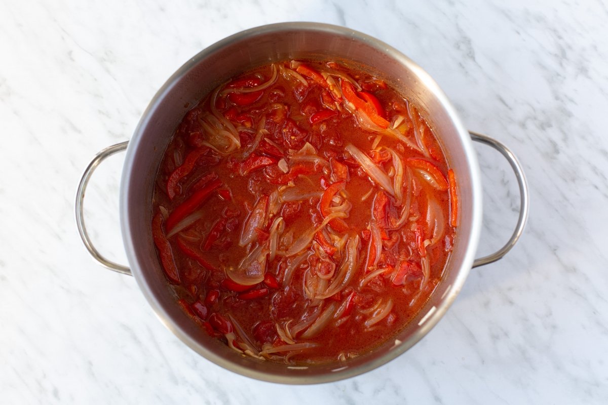Añadir el tomate a la olla