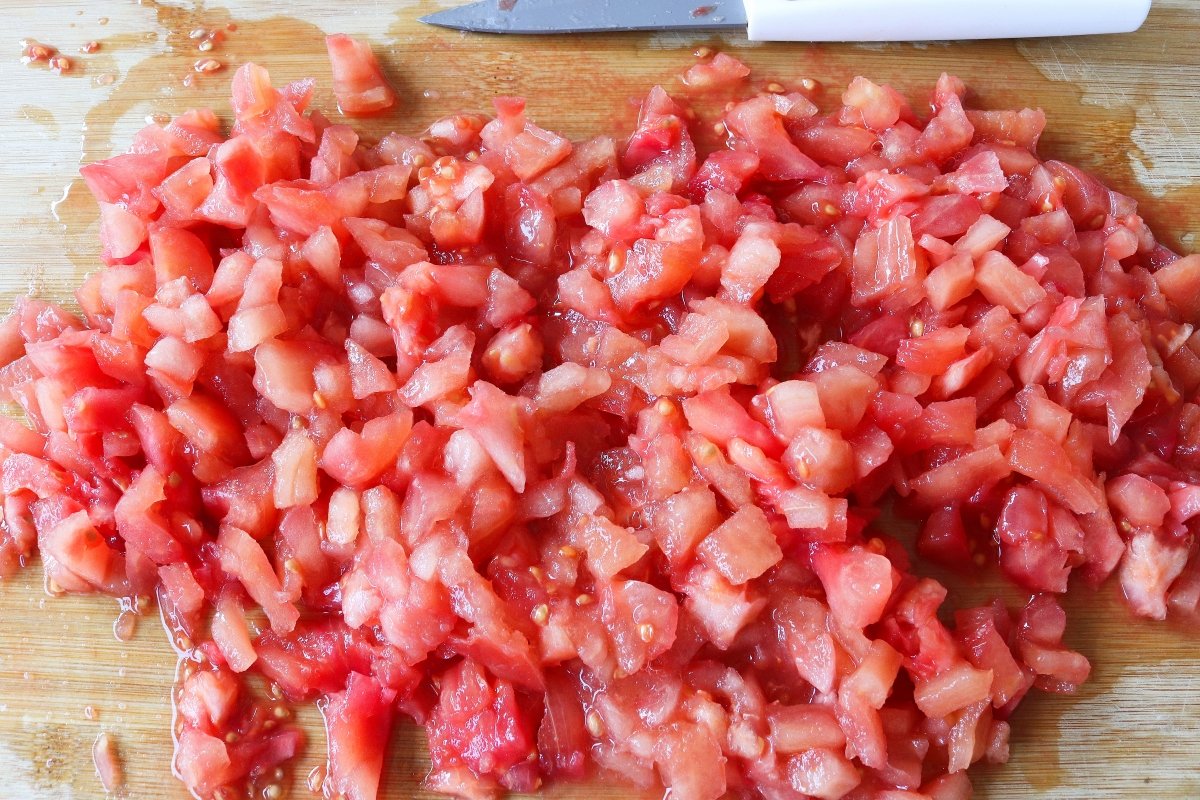 Añadir el tomate a la pipirrana de Jaén