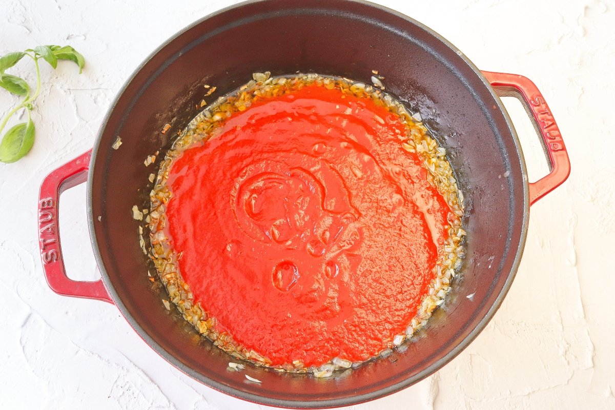 Añadir el tomate a la salsa marinara de los manicotti