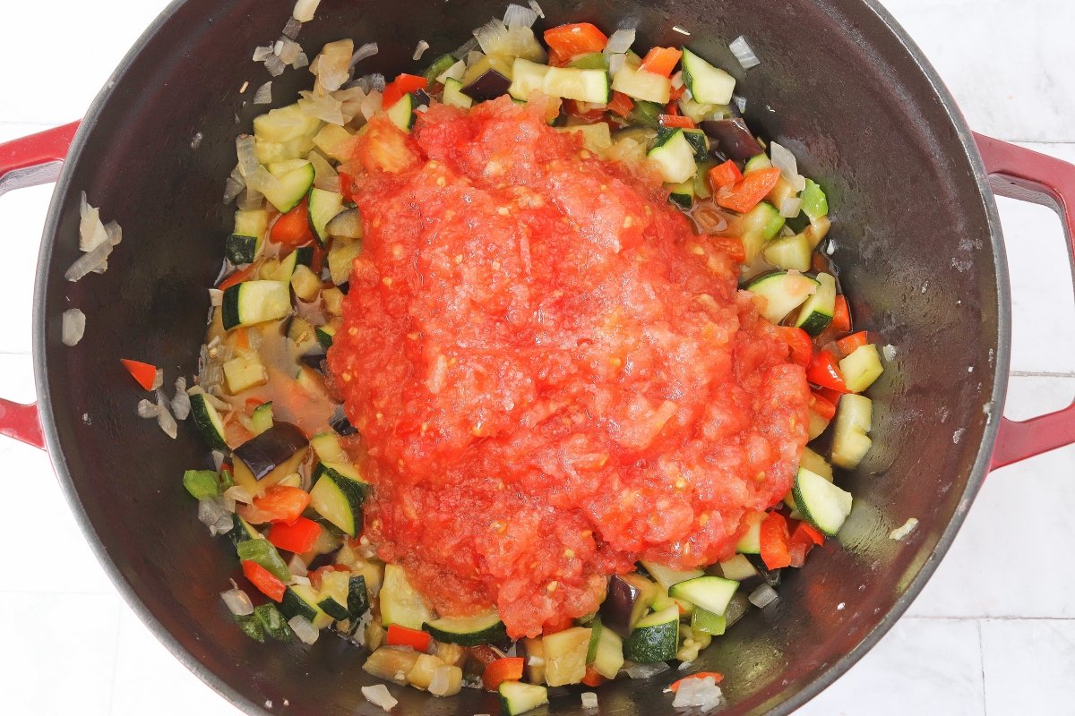 Añadir el tomate al bacalao con samfaina