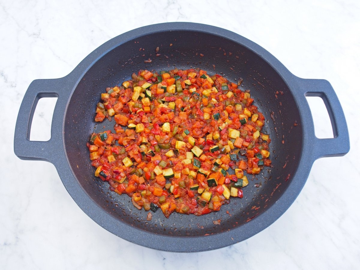 Añadir el tomate al sofrito de los fideos con verduras