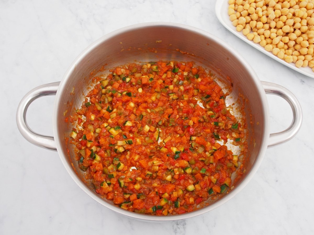 Añadir el tomate al sofrito de los garbanzos guisados