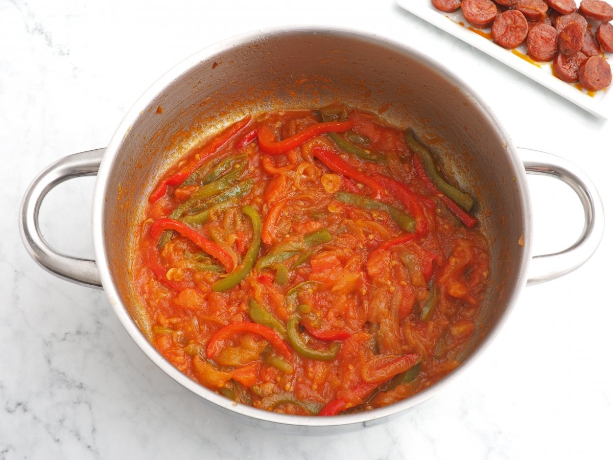 Añadir el tomate al sofrito de los huevos a la riojana