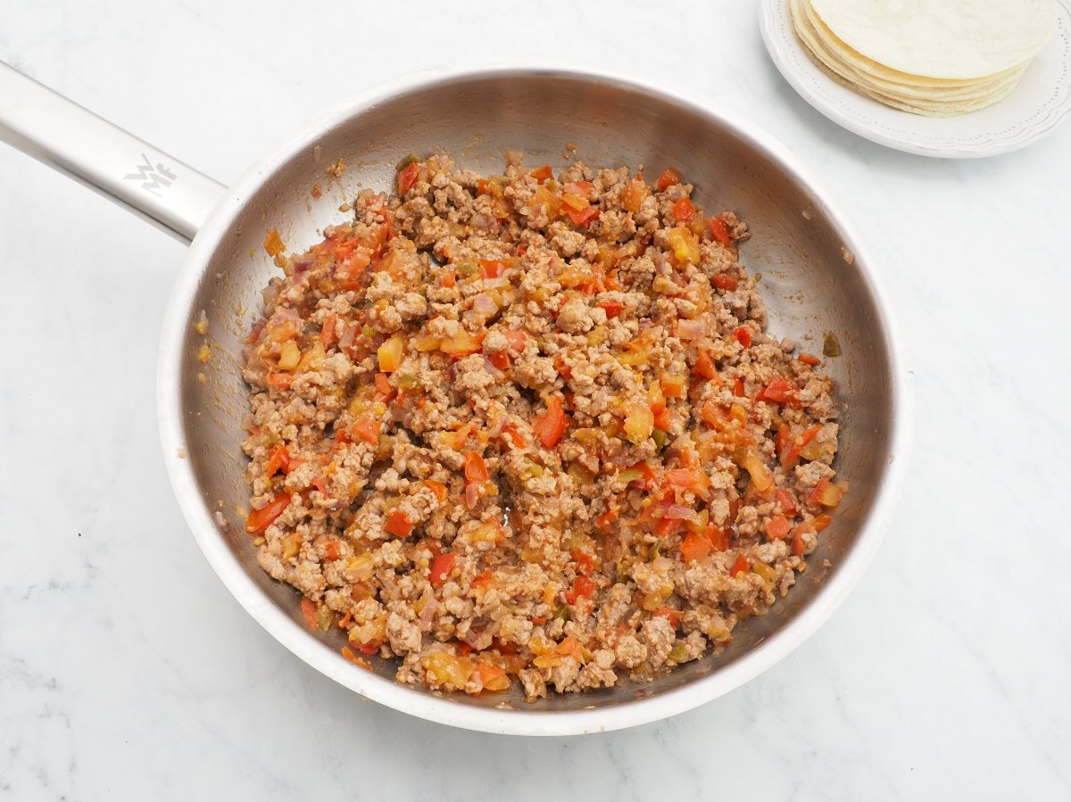 Añadir el tomate al sofrito de los tacos