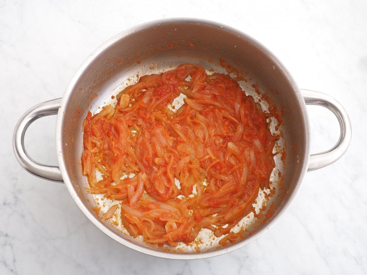 Añadir el tomate al sofrito del bacalao a la catalana