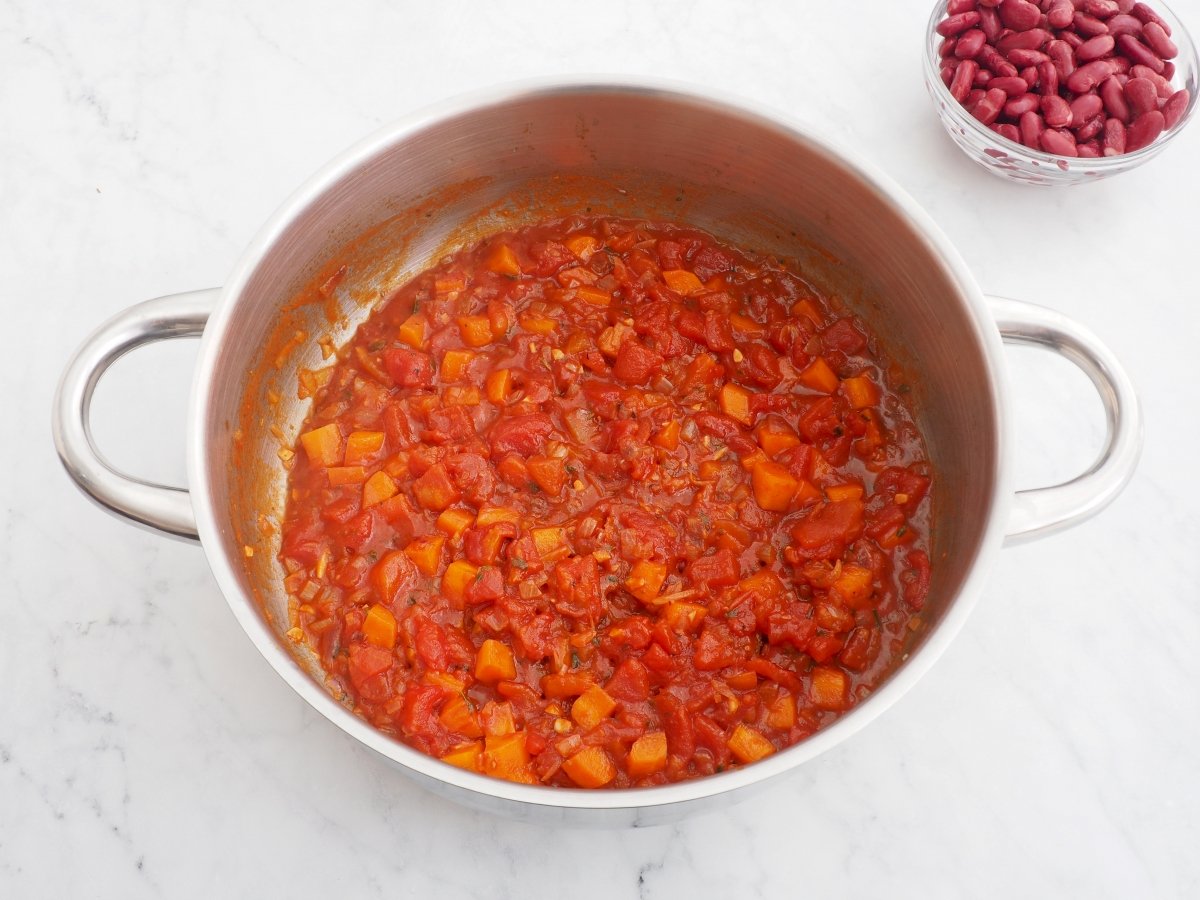 Añadir el tomate al sofrito del chili sin carne