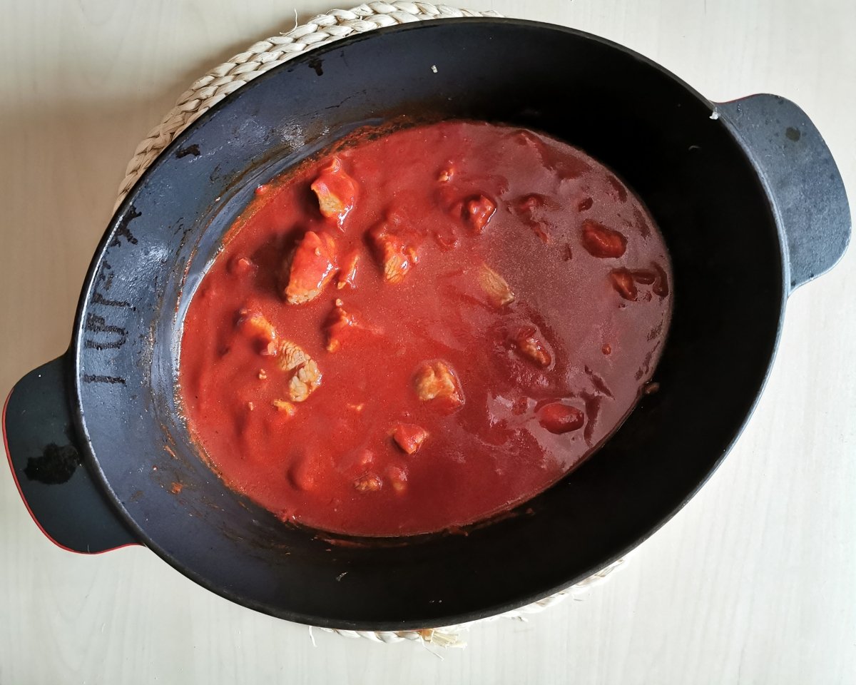 Añadir el tomate concentrado y diluirlo un poco hasta que la carne quede cubierta.