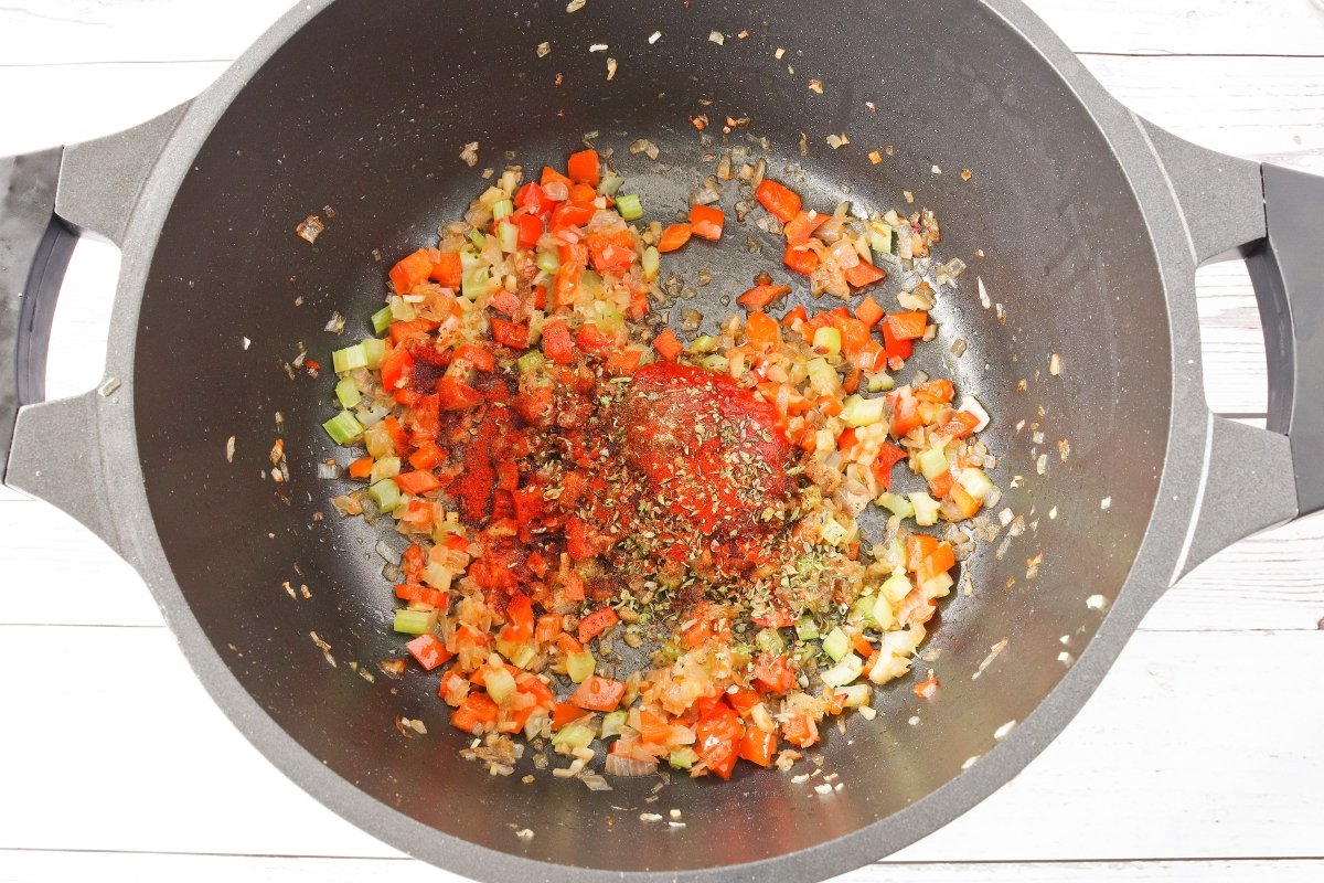Añadir el tomate concentrado y las especias al sofrito de la jambalaya