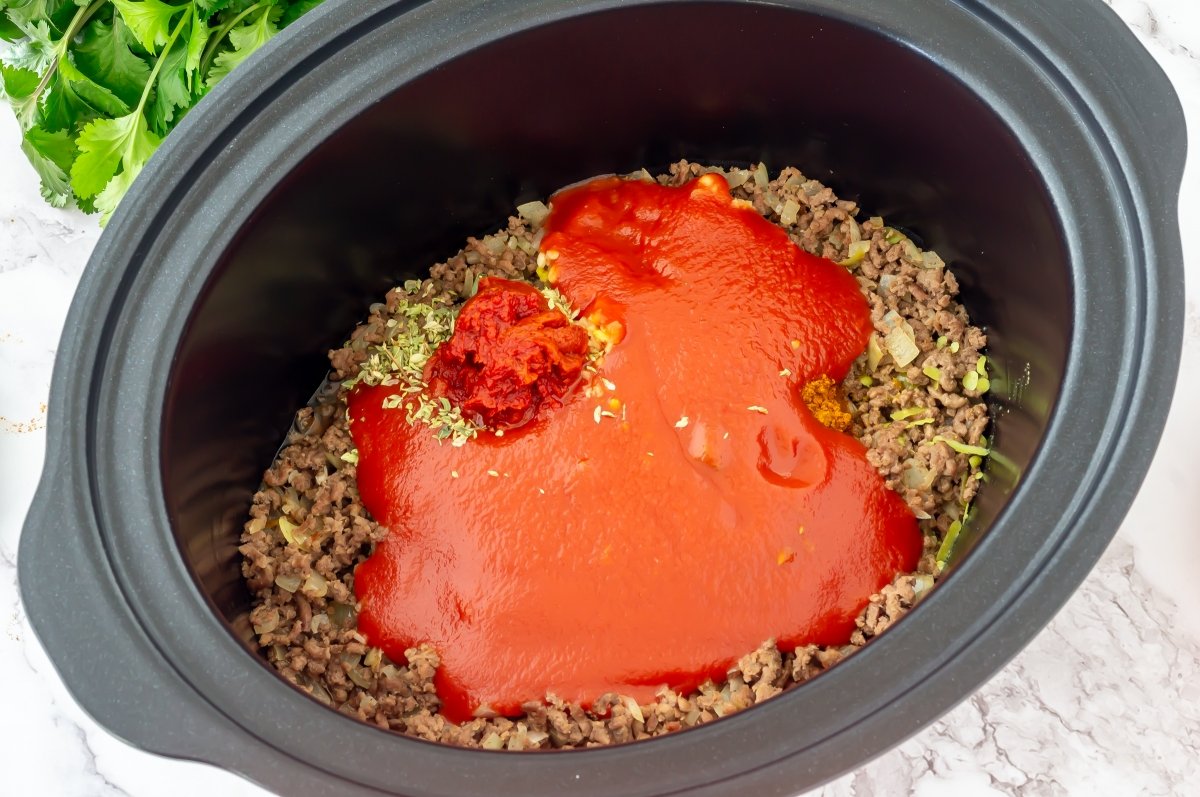 Añadir el tomate del chili con carne en Crock Pot