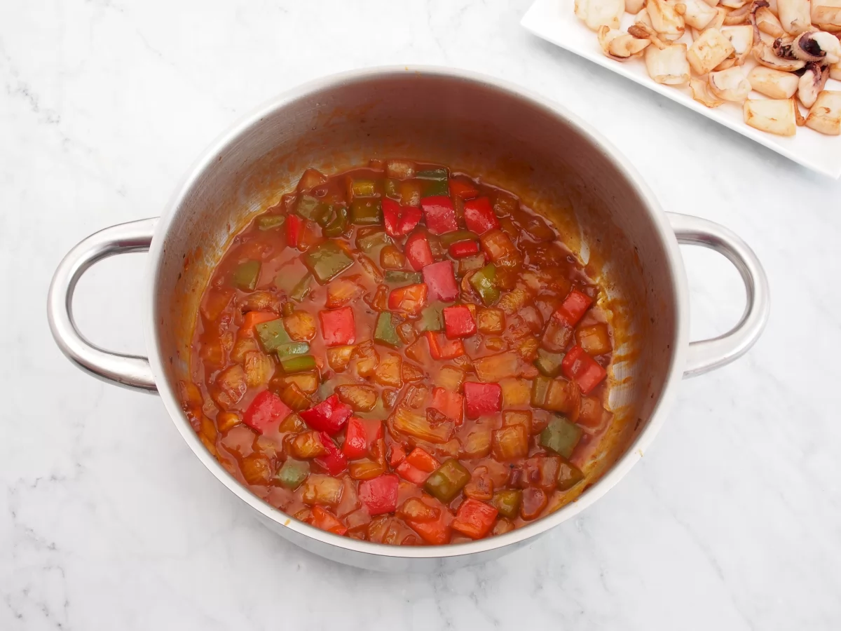 7. Añadir salsas y vino