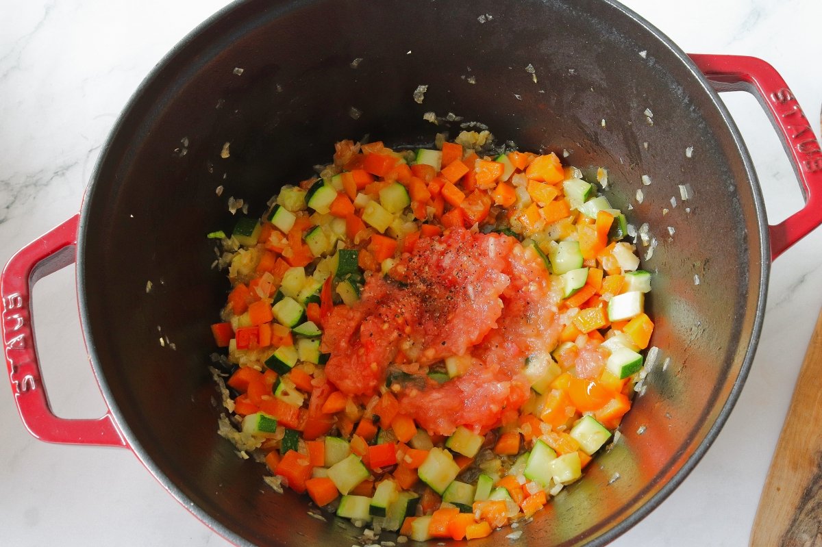 Añadir el tomate para el arroz con verduras