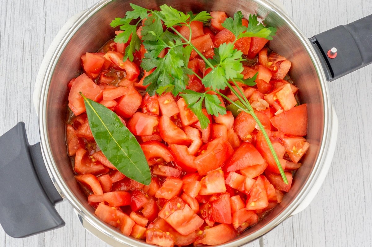 Añadir el tomate para hacer la sopa extremeña