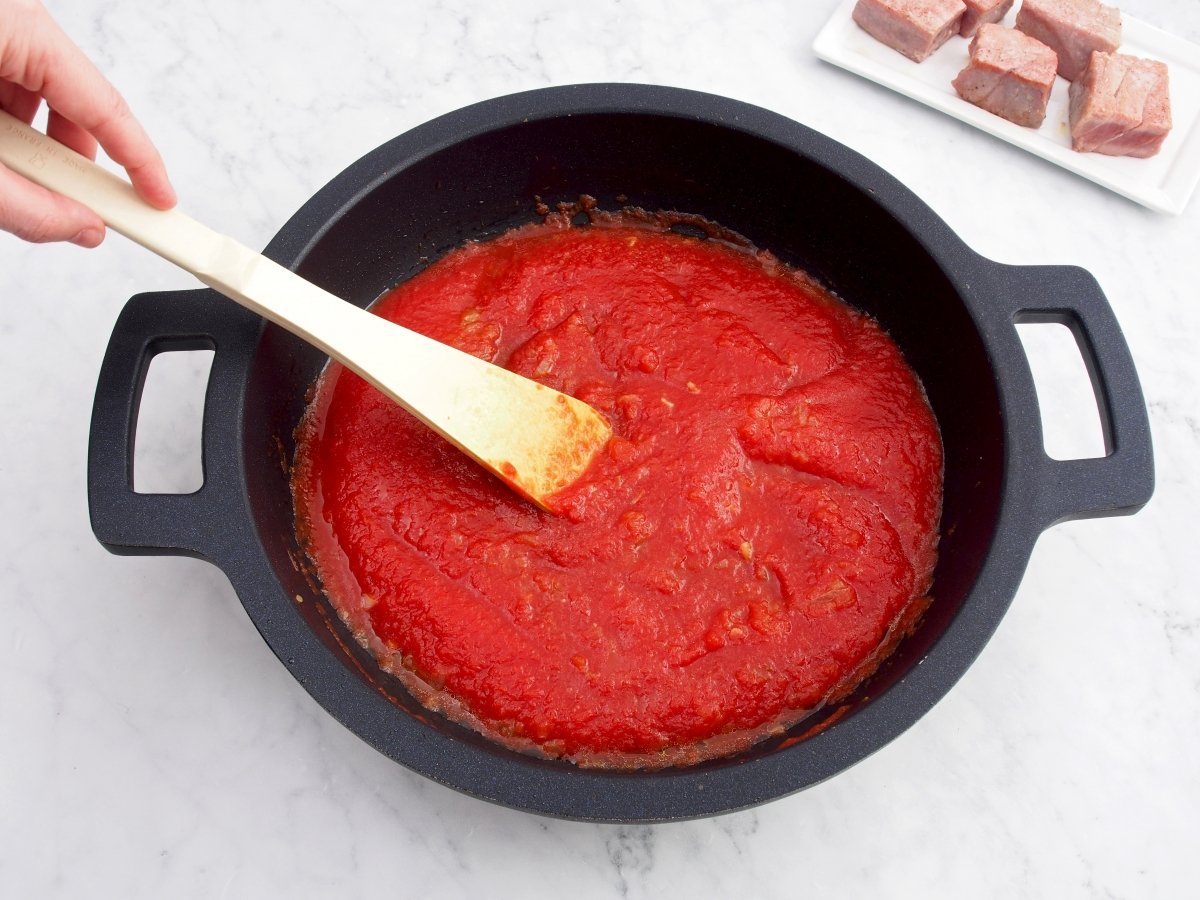 Añadir el tomate para la salsa del atún con tomate