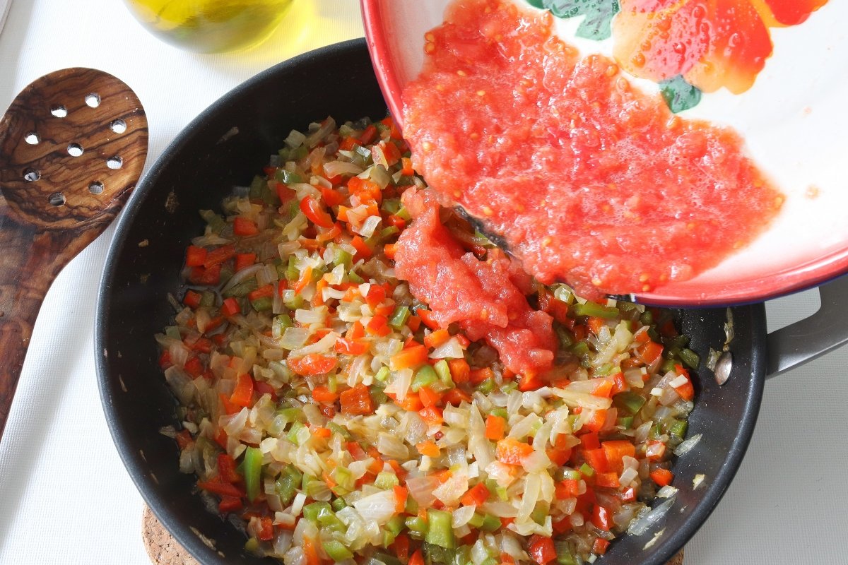 Añadir el tomate rallado al sofrito casero