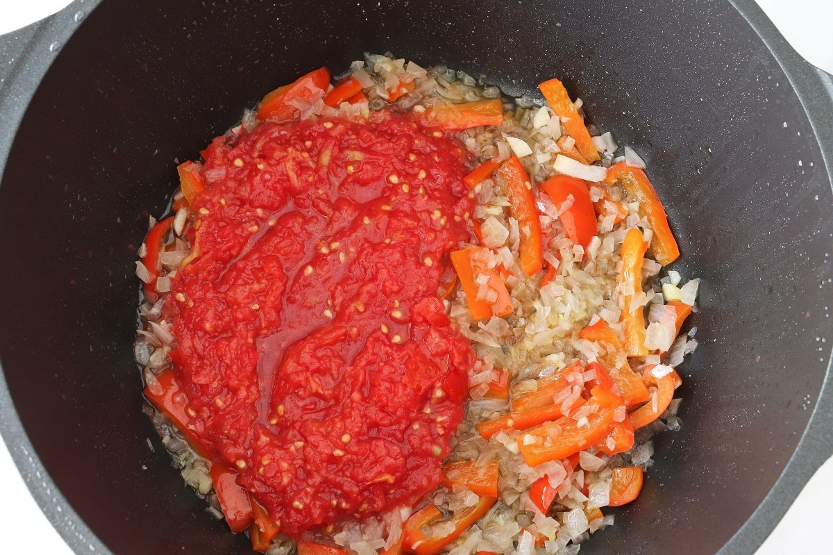 Añadir el tomate rallado para el goulash húngaro