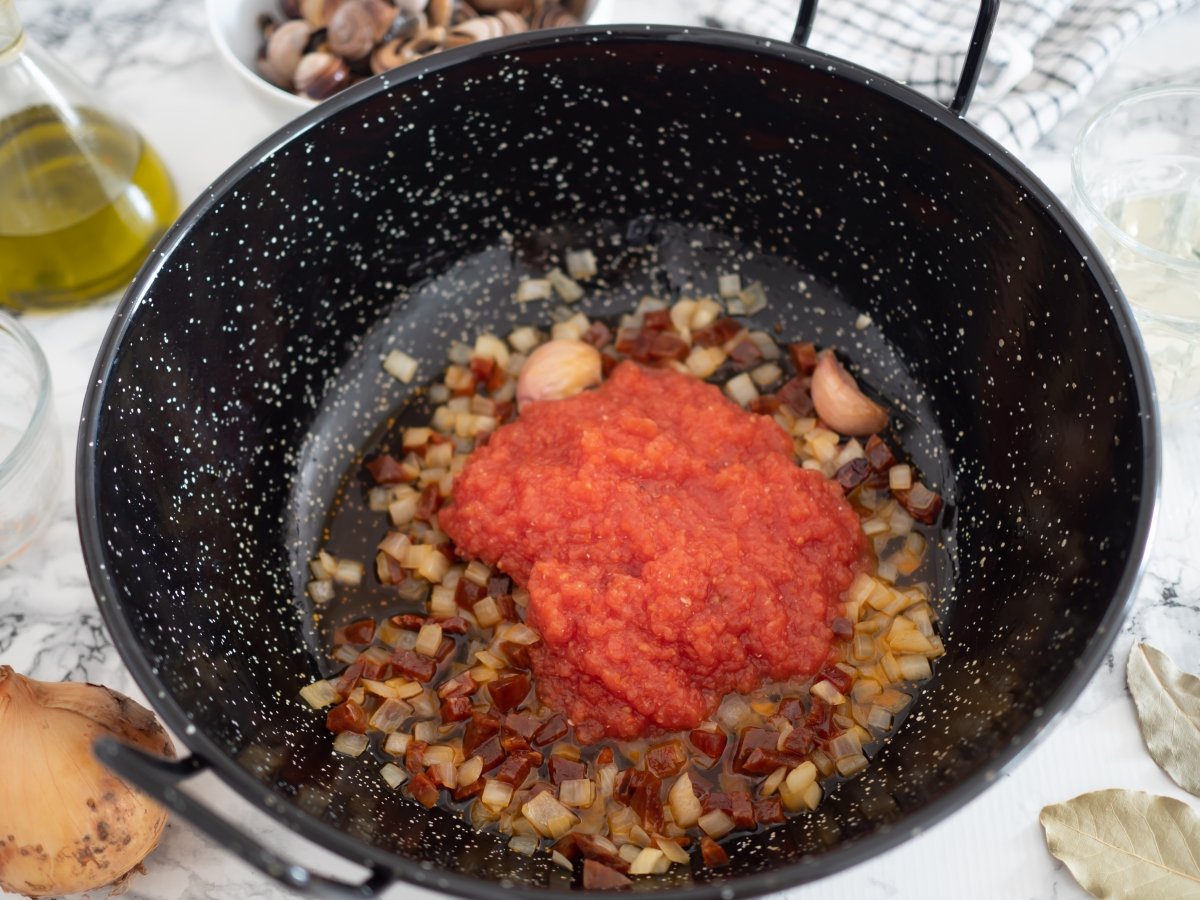 Añadir el tomate rallado para los caracoles picantes