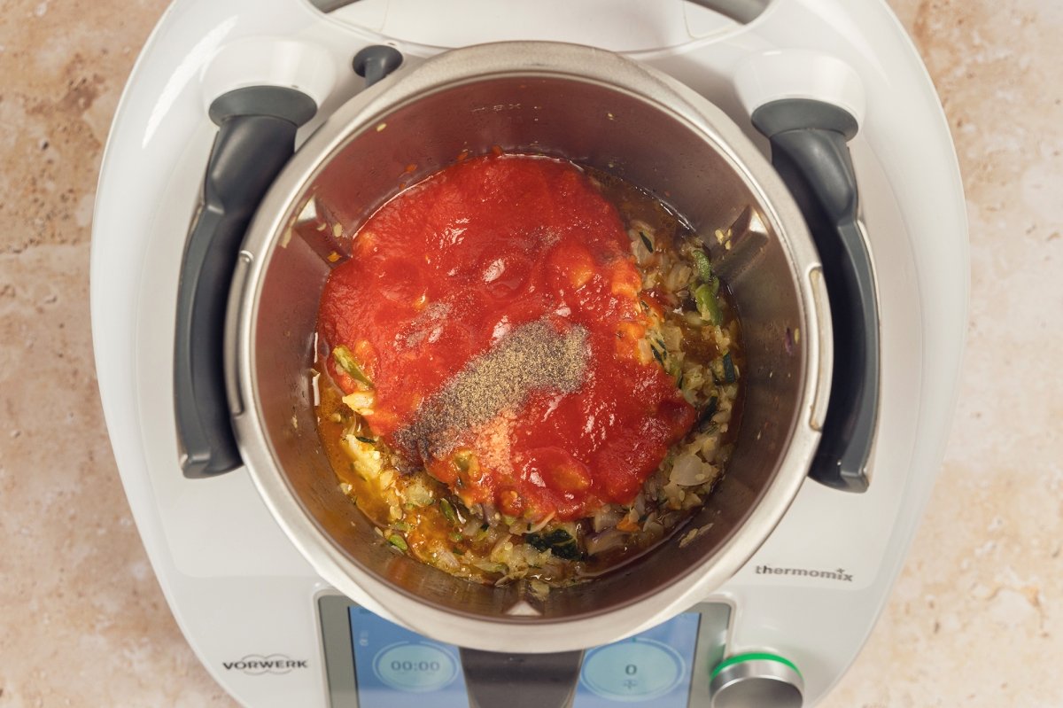 Añadir el tomate, sal y pimienta