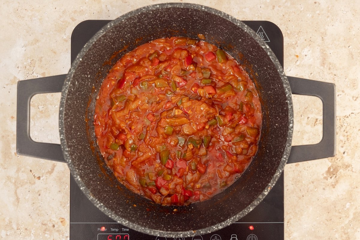 Añadir el tomate triturado la caldereta de pescado y marisco