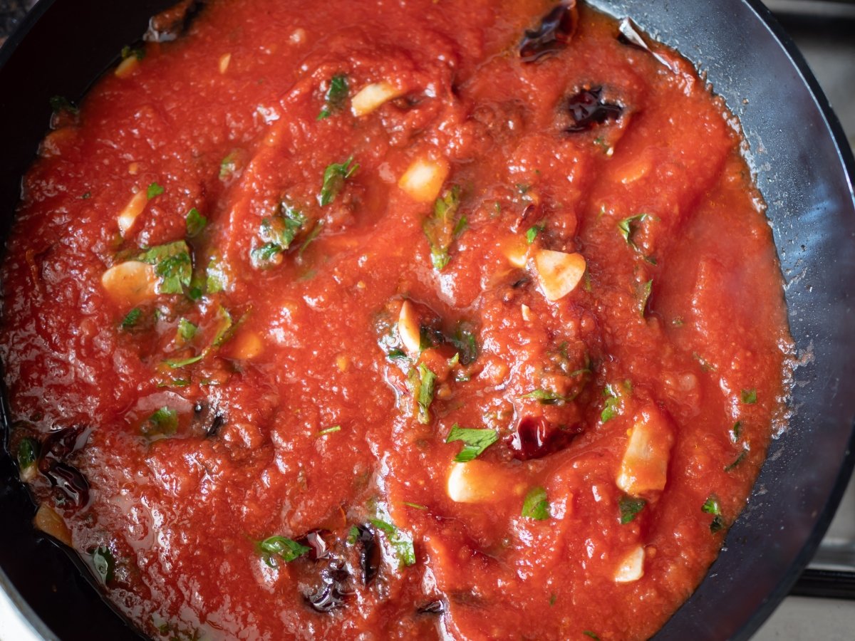 Añadir el tomate triturado para la salmorreta