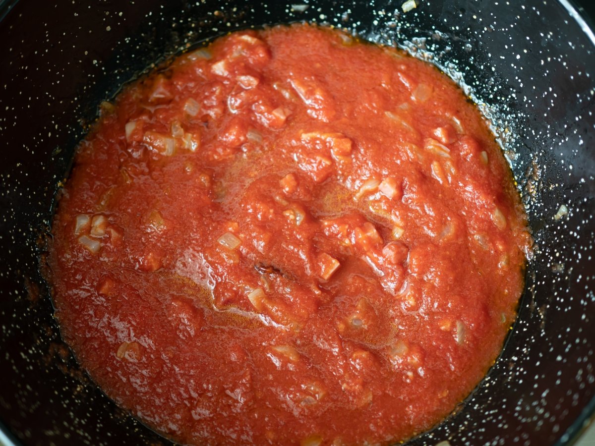 Añadir el tomate triturado para los caracoles con tomate