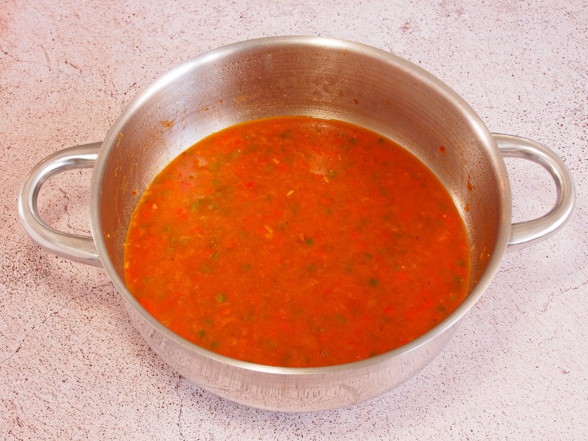 Añadir el tomate, vino blanco y caldo de verduras
