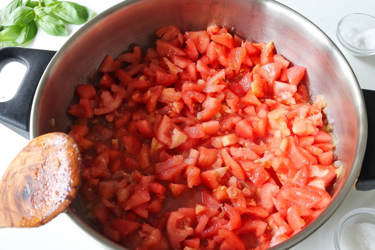 Añadir el tomate y cocer