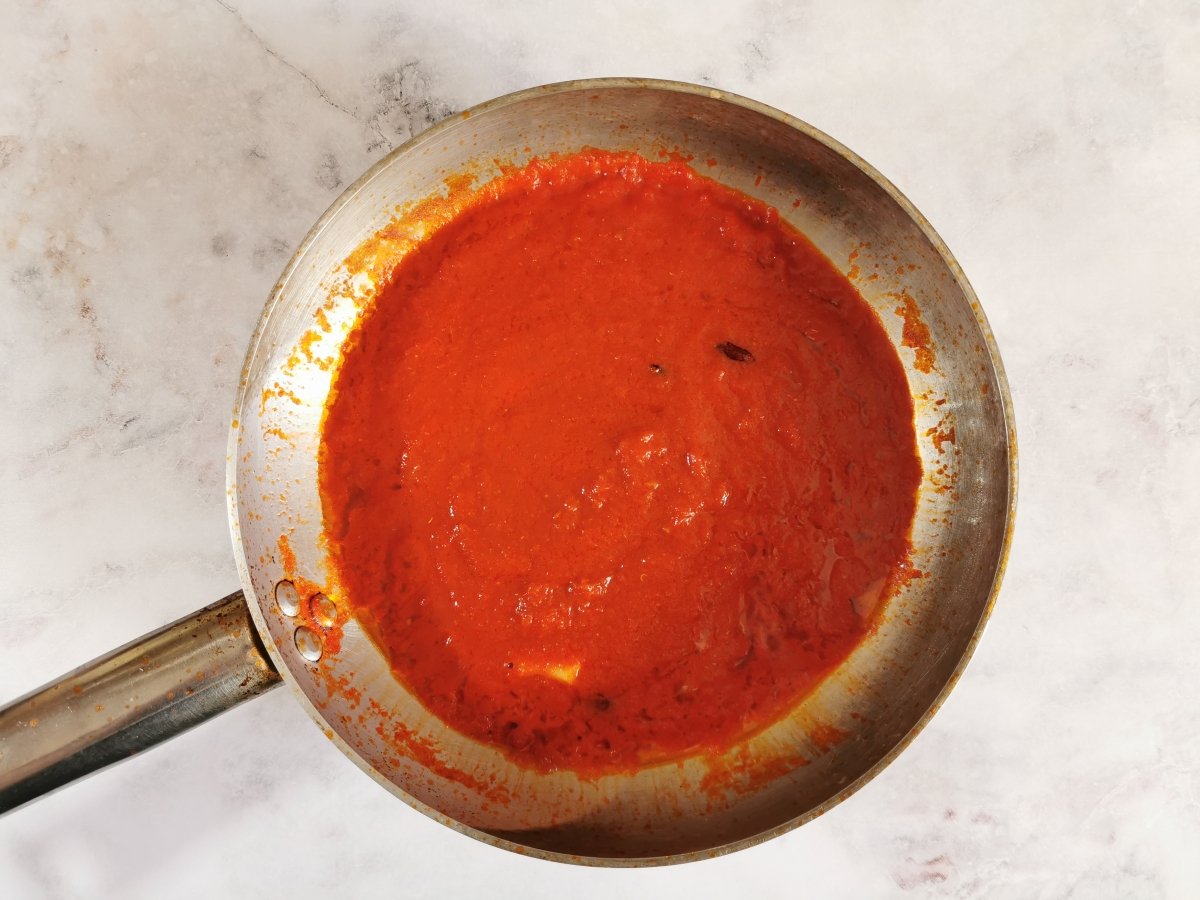 Añadir el tomate y cocinar a fuego medio alto