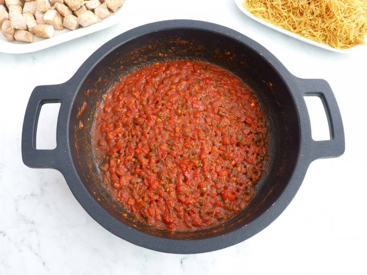 Añadir el tomate y el brandy al sofrito