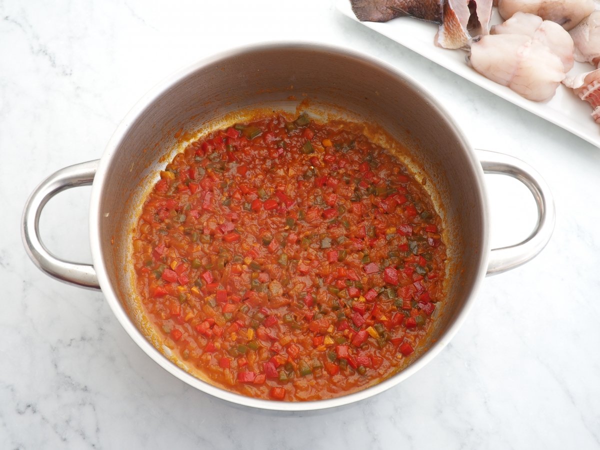 Añadir el tomate y el vino al sofrito