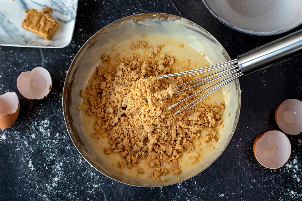 Añadir el turrón a la masa de bizcocho de turrón *