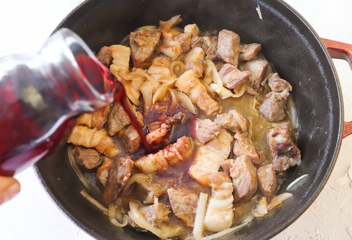 Añadir el vino a las patatas de Olot