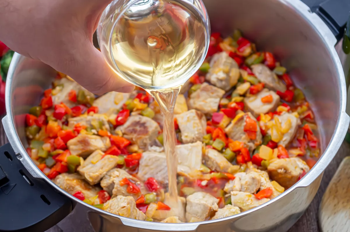 Magro de cerdo al chilindrón 8 Añadir el vino blanco al magro al chilindrón