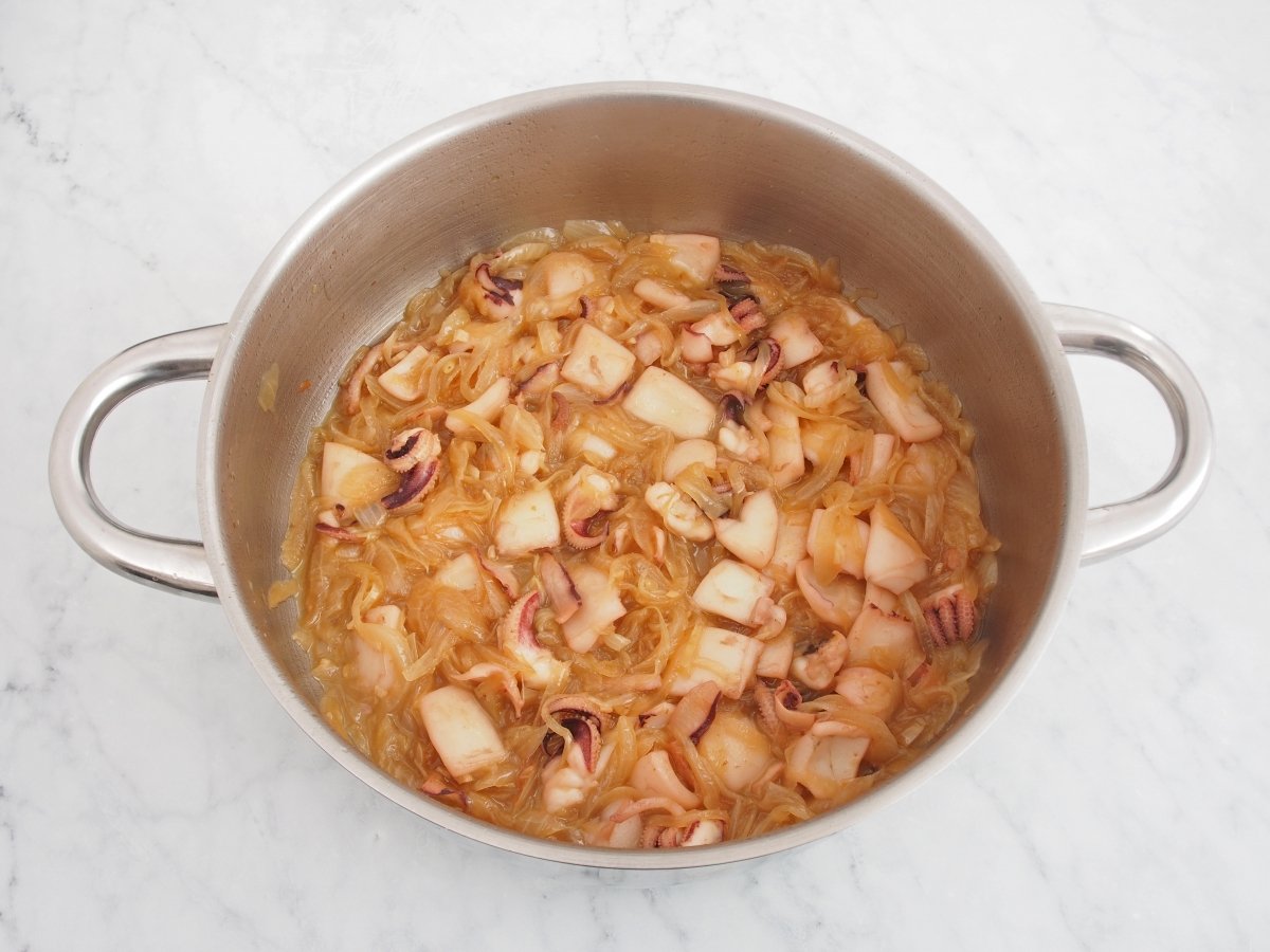 Añadir el vino blanco para cocinar la sepia encebollada