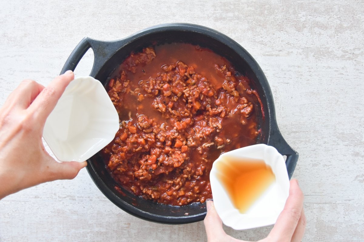 Añadir el vino blanco para hacer la salsa de los espaguetis a la boloñesa