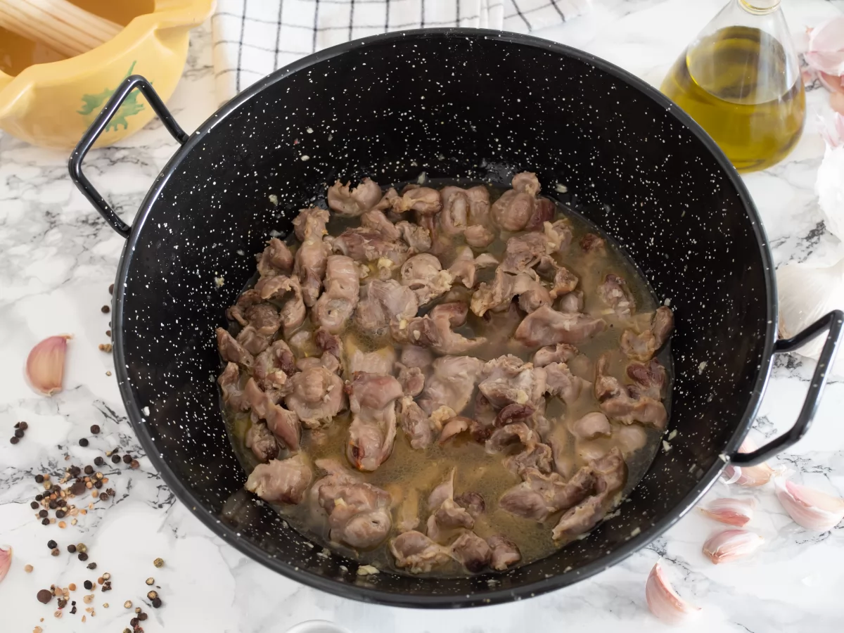 Mollejas de pollo al ajillo 5 Añadir el vino blanco para las mollejas de pollo al ajillo