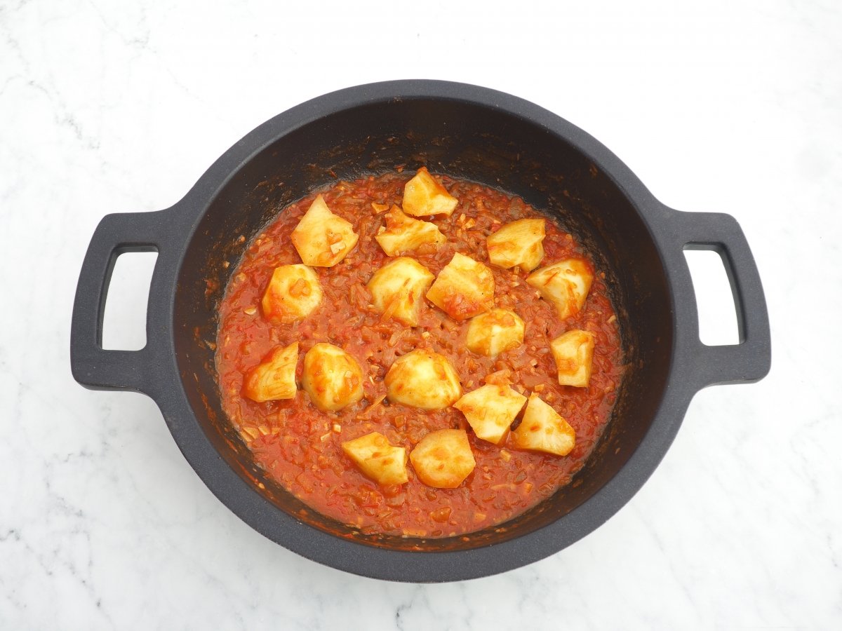 Añadir el vino y las patatas