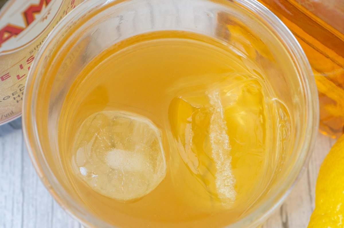 Añadir el whisky y el Drambuie del rusty nail