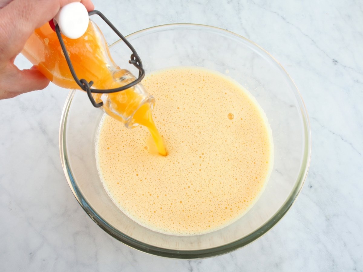 Añadir el zumo de naranja a la mezcla del flan de naranja