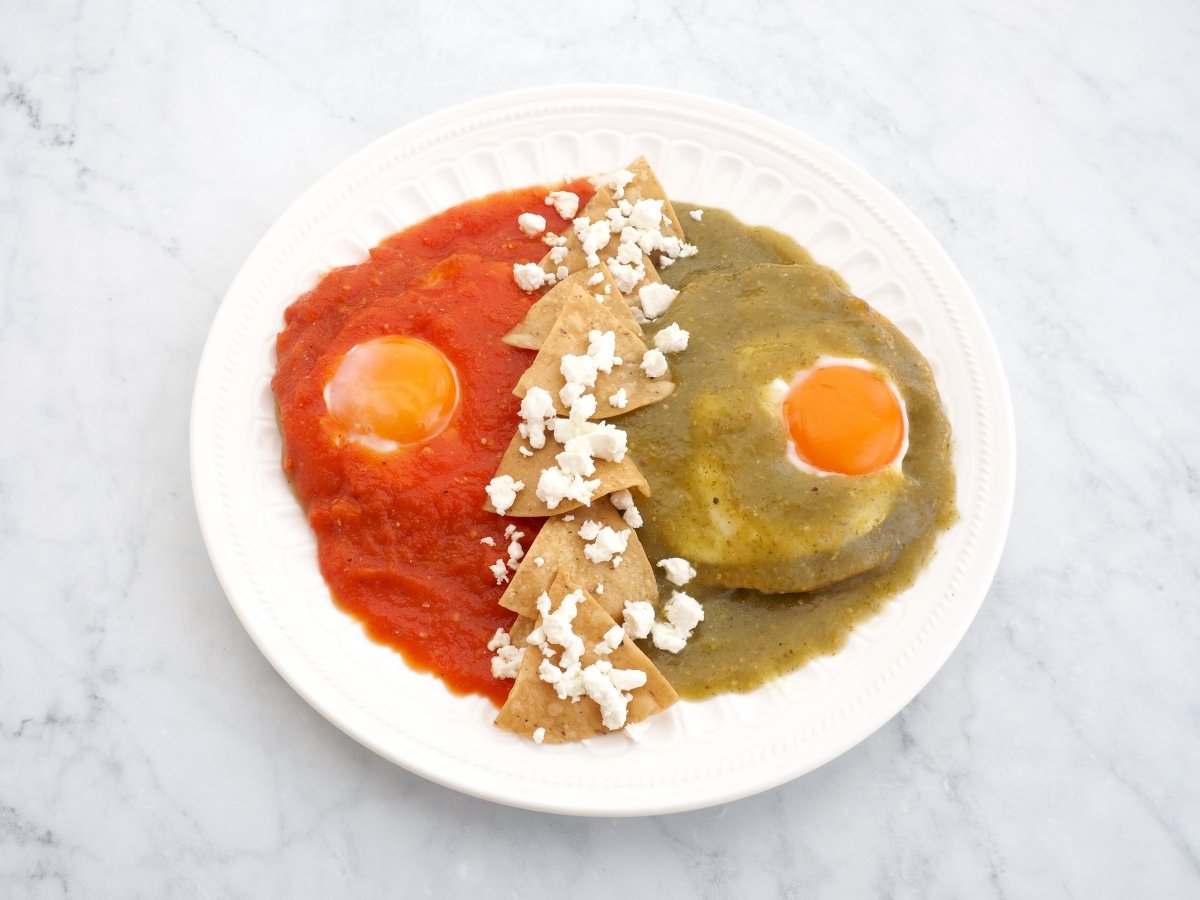 Añadir en el medio unos totopos y queso desmigado