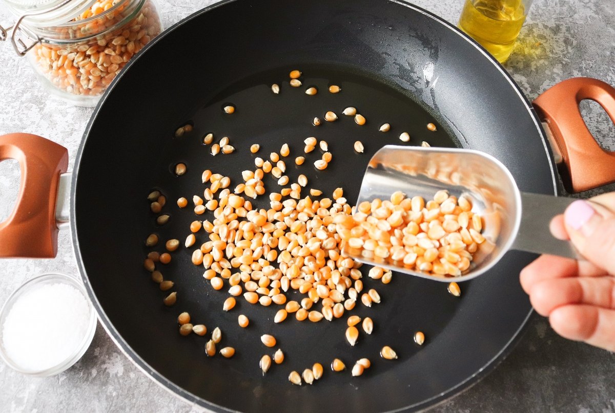 Añadir granos de maíz palomitas de maíz caseras