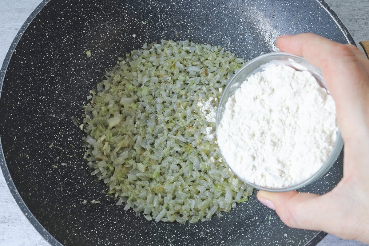 Añadir harina pimientos del piquillo rellenos de merluza