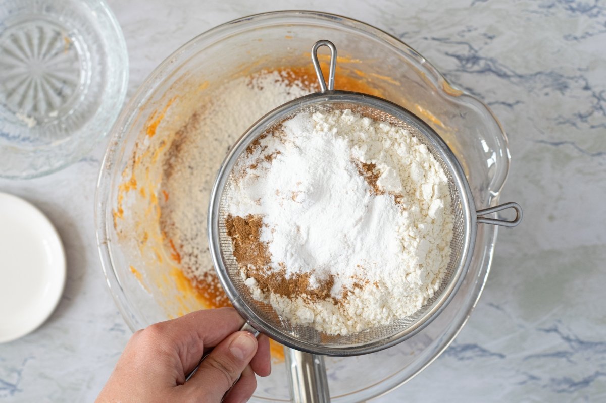Añadir harina y zanahoria para la masa de carrot cake