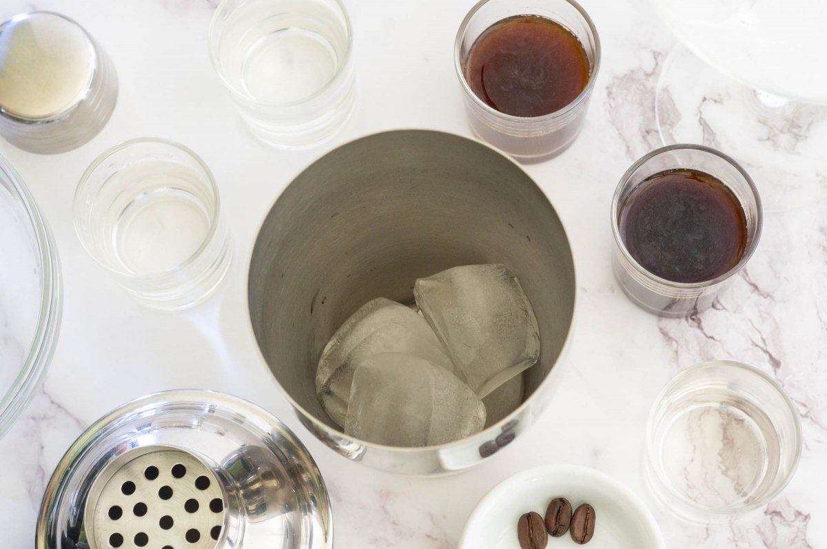 Añadir hielo a la coctelera del espresso martini