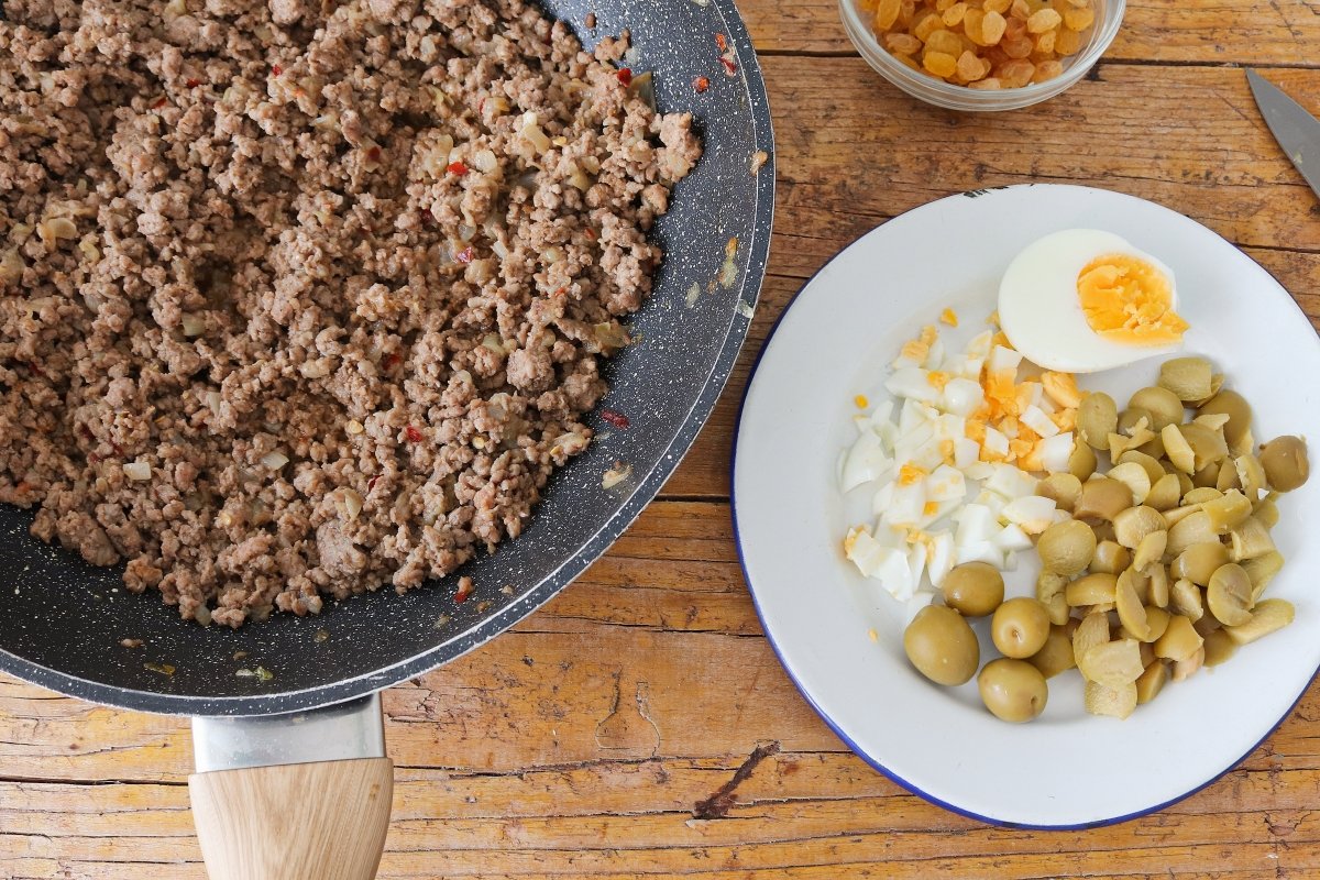 Añadir huevo, pasa y aceitunas empanadas argentinas de carne